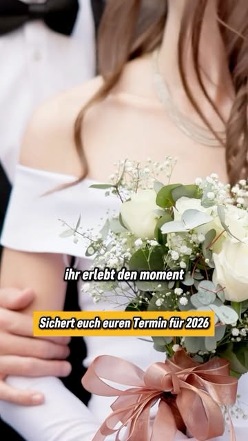 Brautpaar in Umarmung mit Brautstrauß