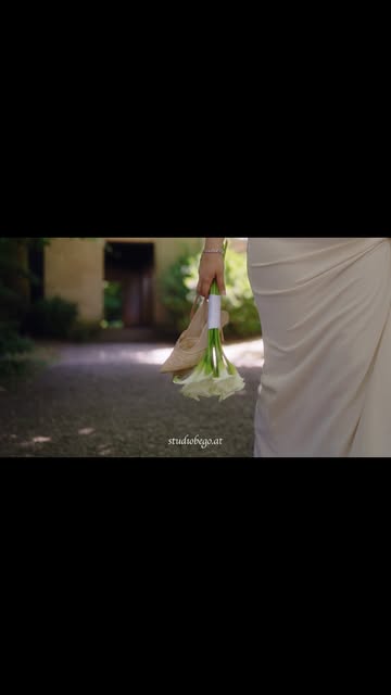 Braut mit Calla-Brautstrauß, cinematischer Hochzeitsfilm